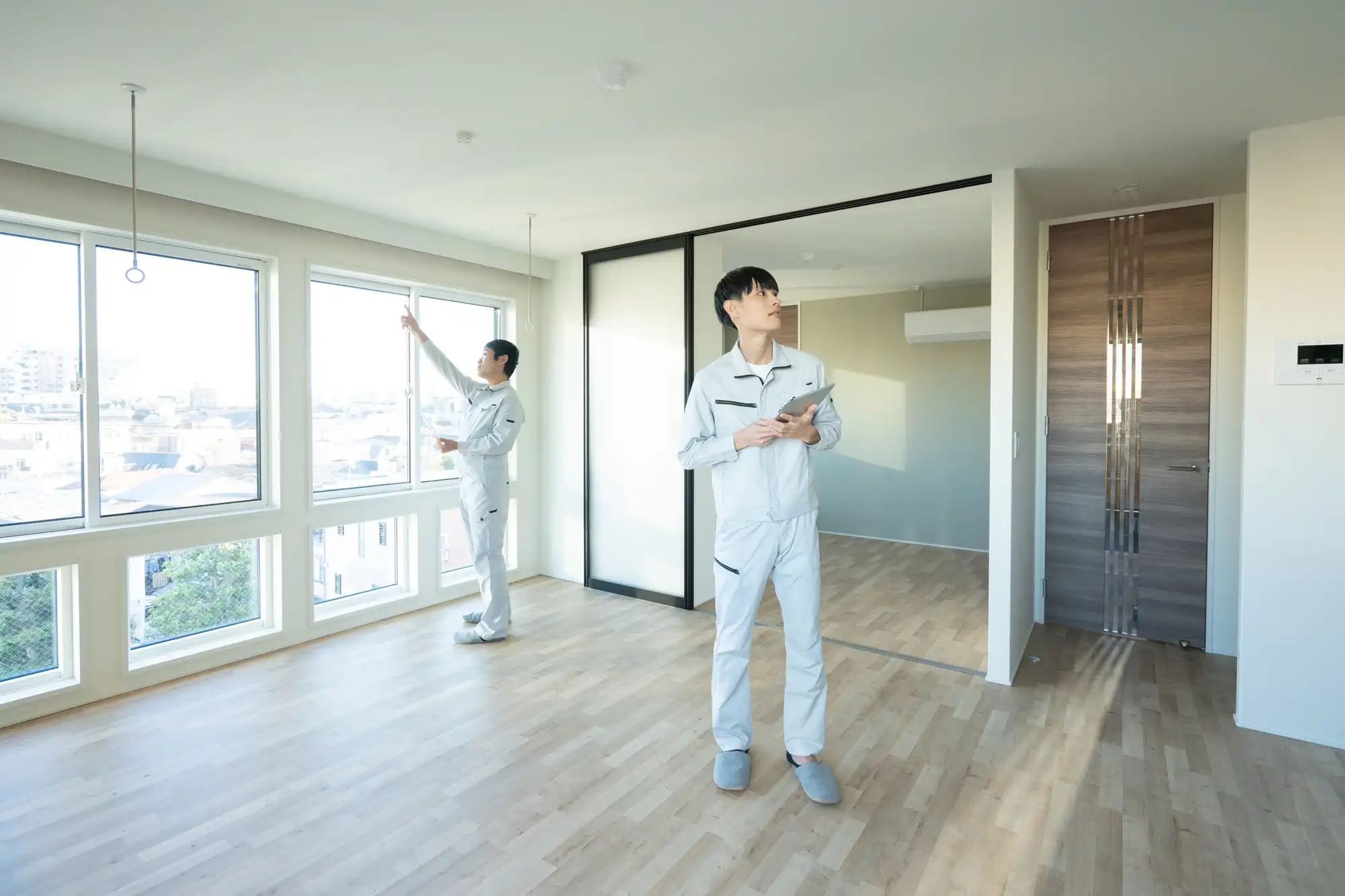 住居内を確認する二人の作業員