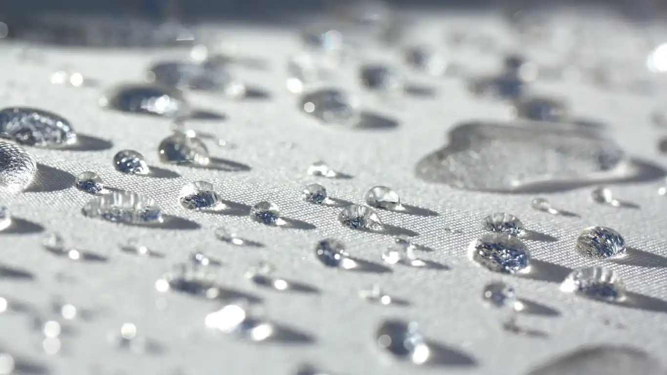 水を弾いている防水シート