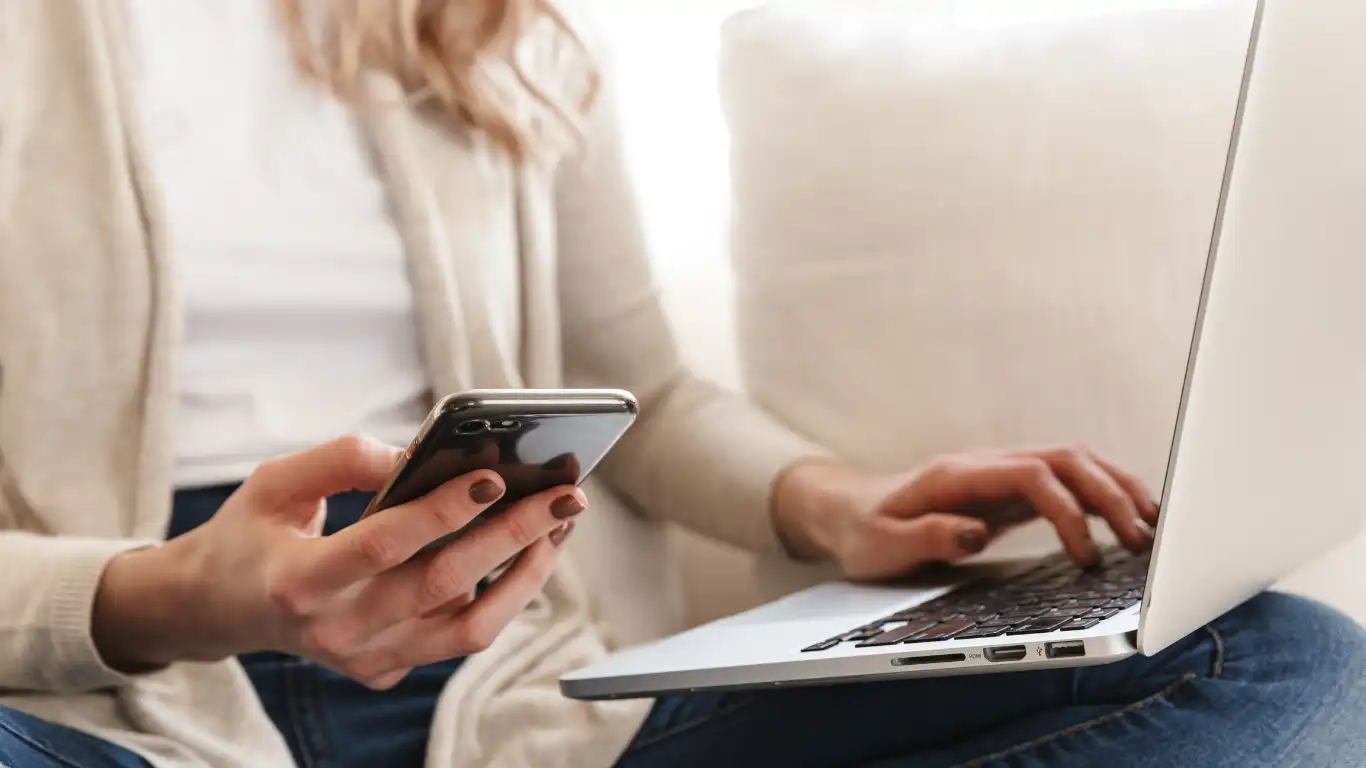 パソコンで調べ物をしながらスマホで連絡をする