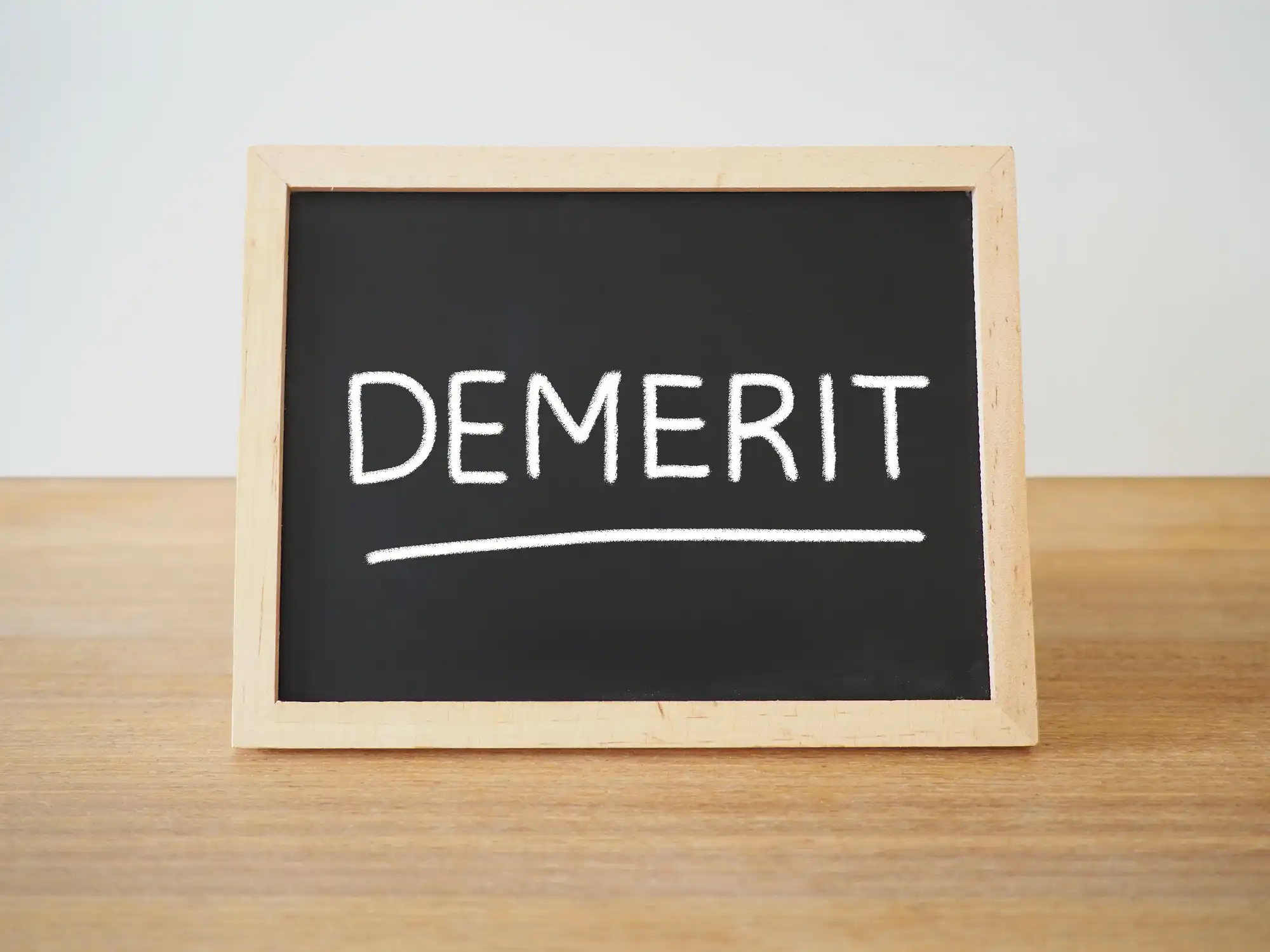 DEMERITと書かれたミニ黒板