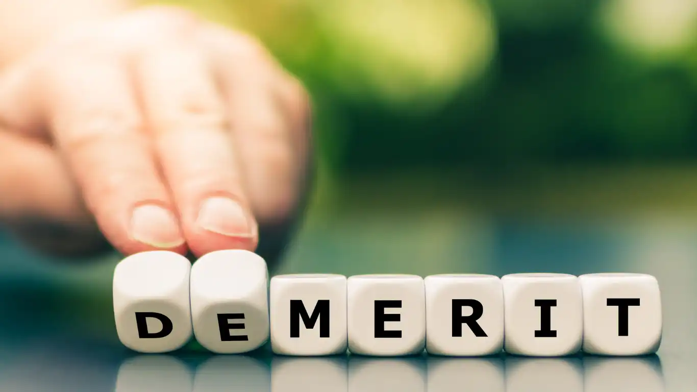 DEMERITと書かれたサイコロ
