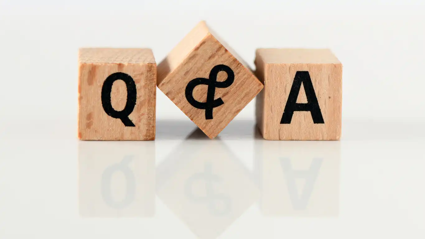 Q&Aと書かれた木