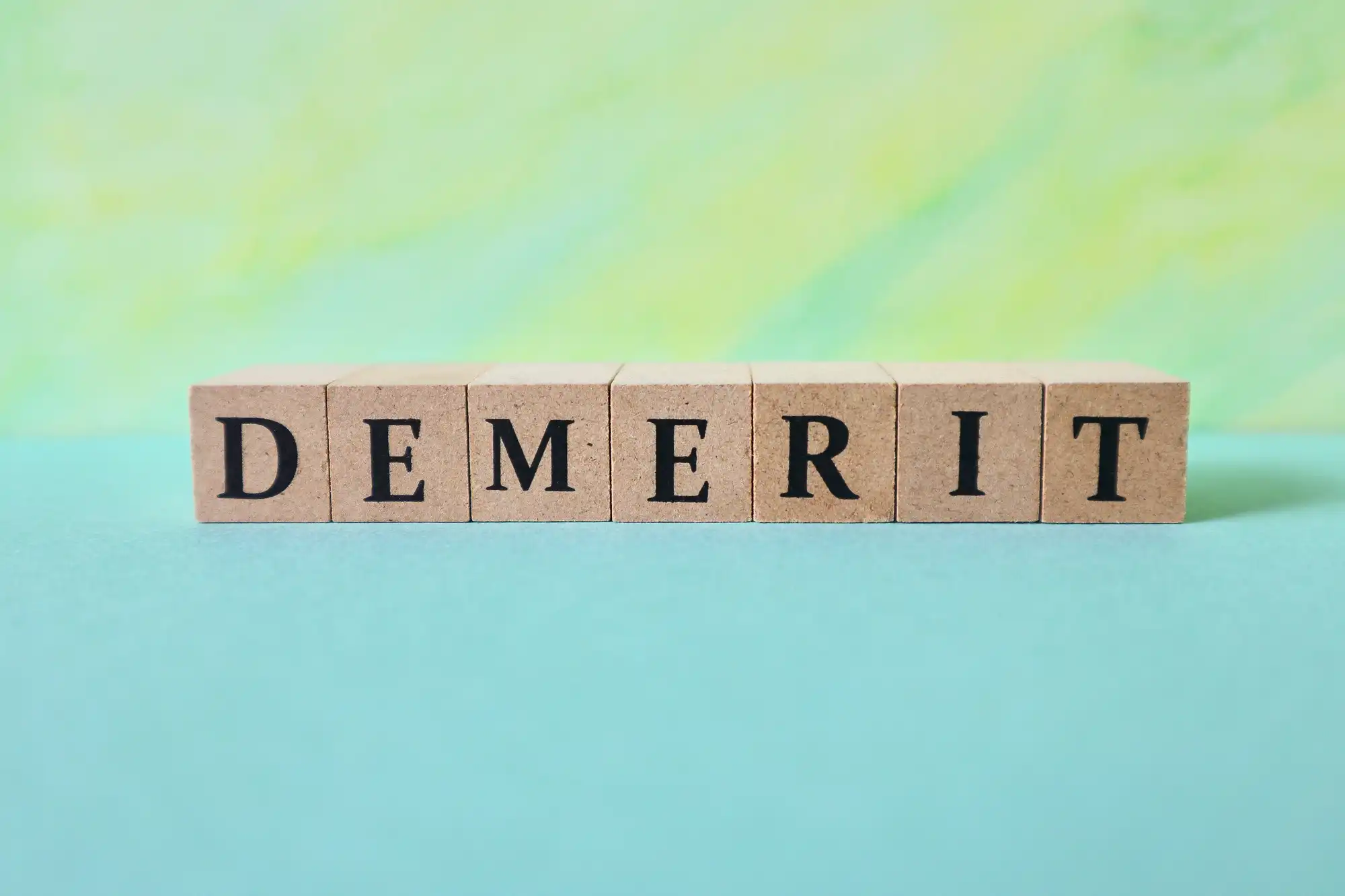 DEMERITと書かれた積み木