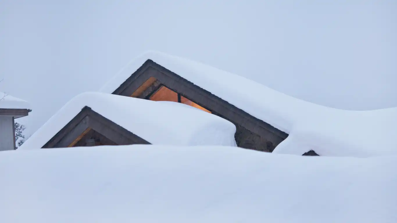 大雪で埋まった家
