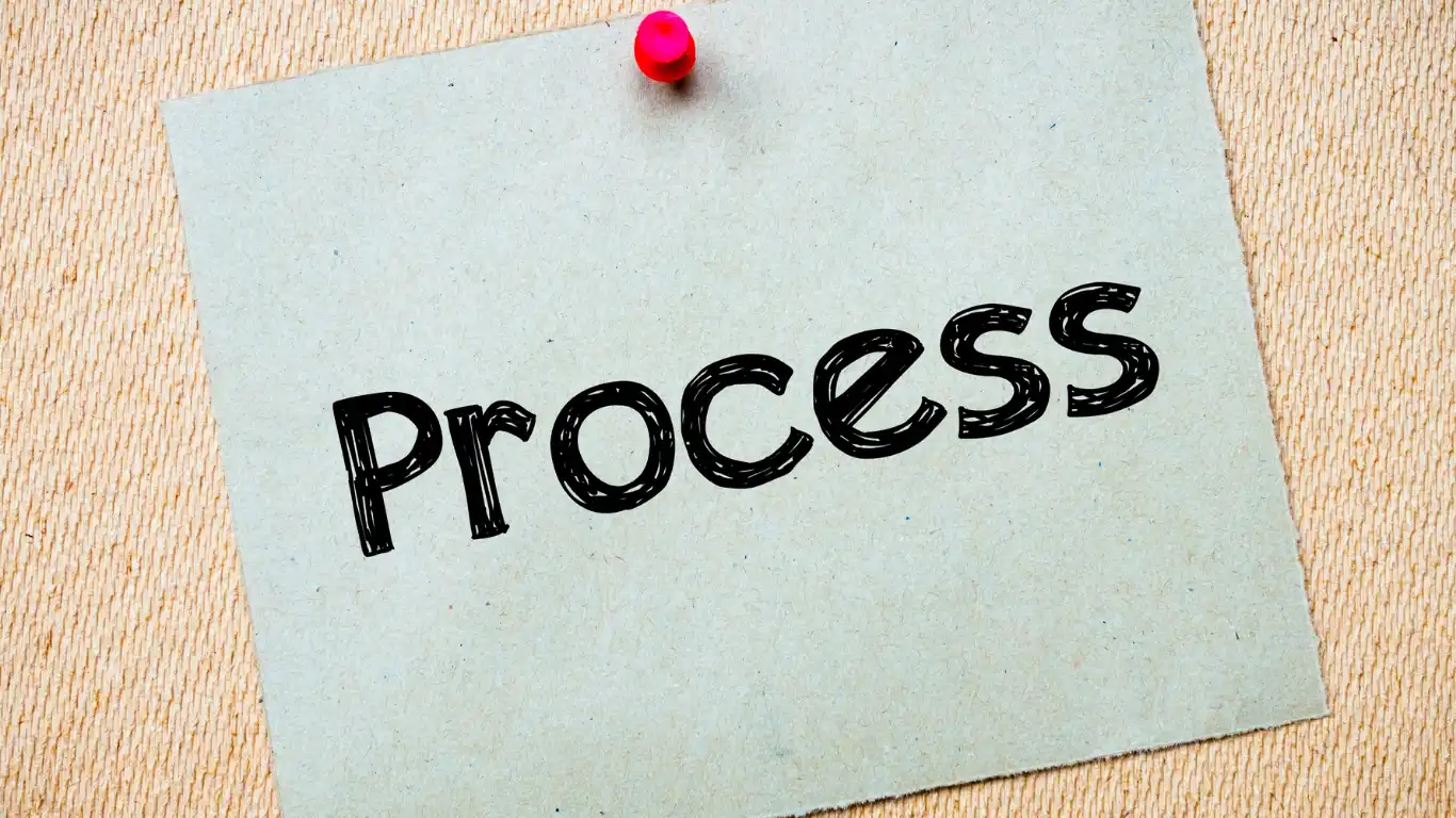 Processと書かれた付箋をピン留めしている
