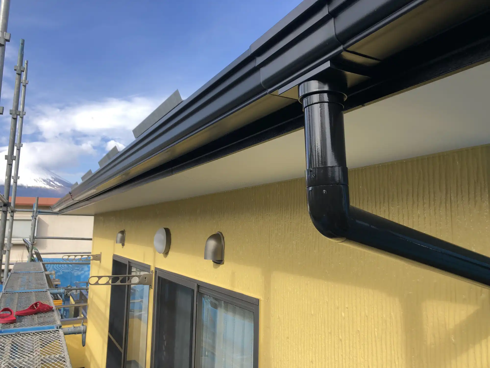 黄色い壁の家の雨樋