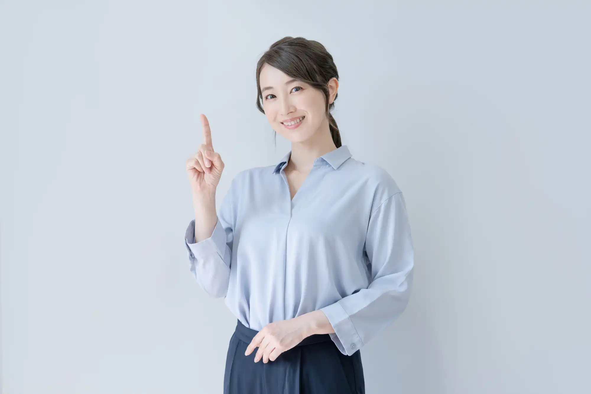 人差し指を立てた女性