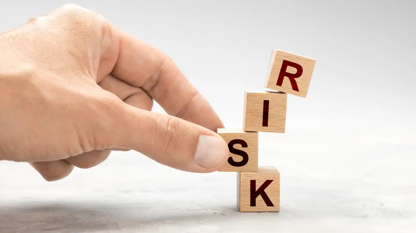 RISKと書かれた積み木
