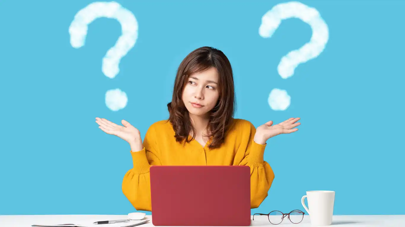 女性が悩んでいる様子