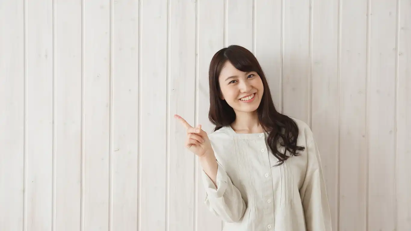 女性が人差し指を立てている