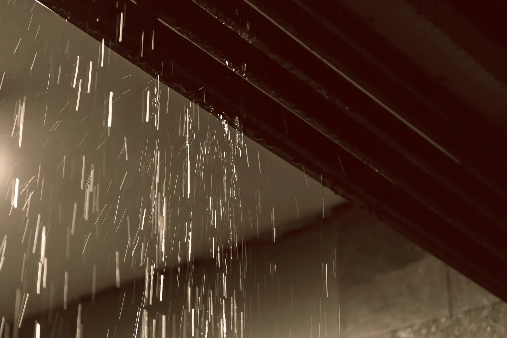 雨漏りしている様子