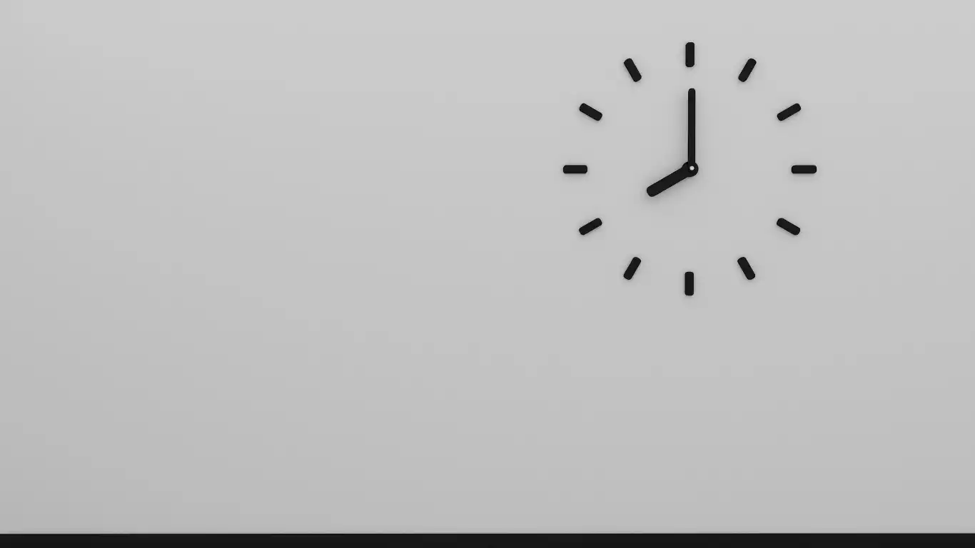 白壁の右上に時計がある