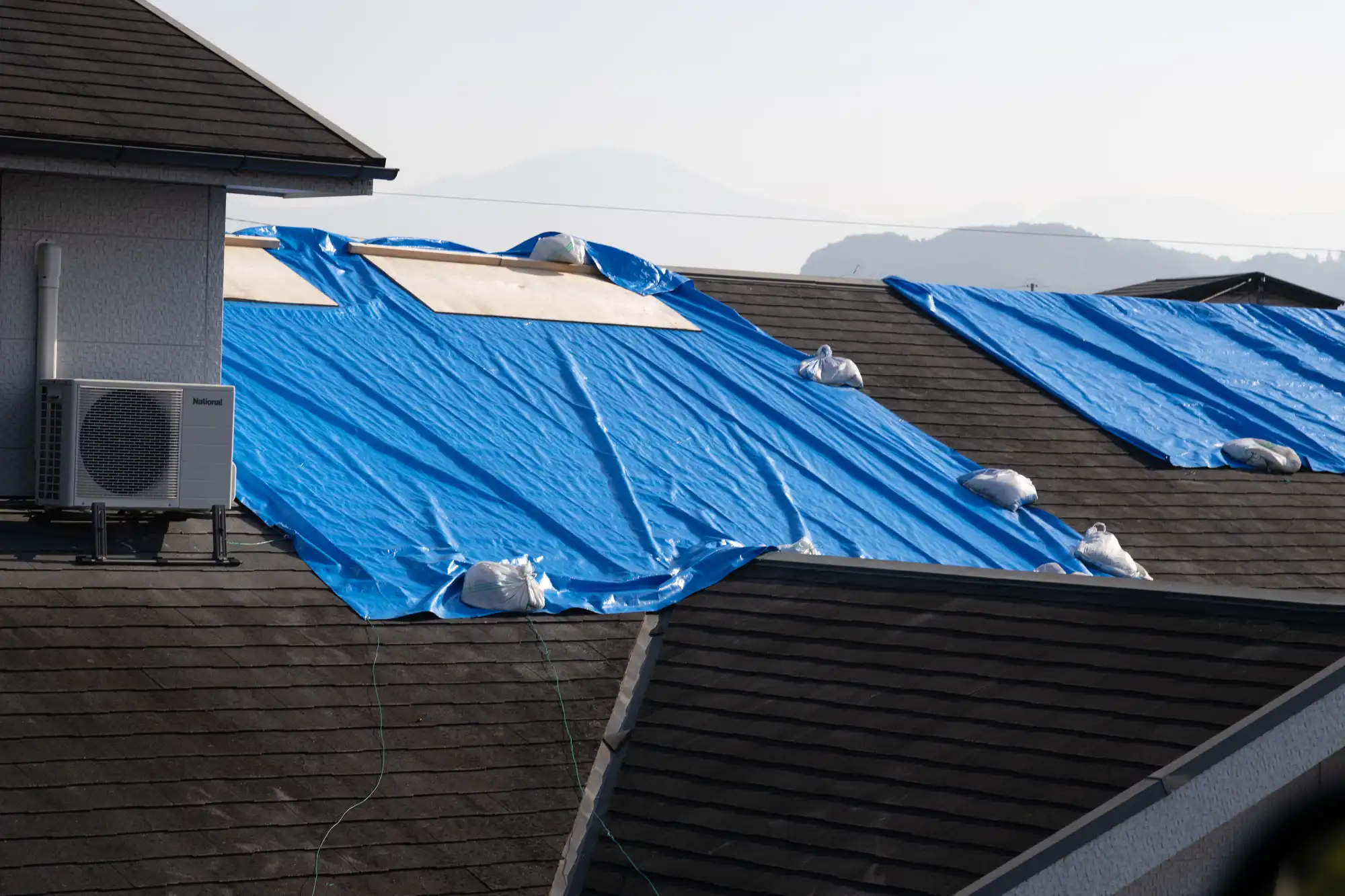 屋根の一部を覆うブルーシート