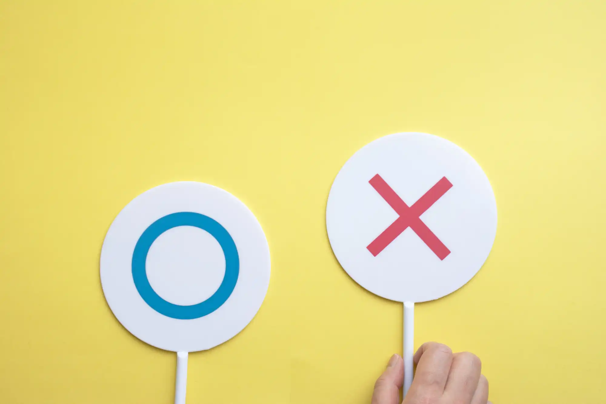 ◯と✗が書かれた手札