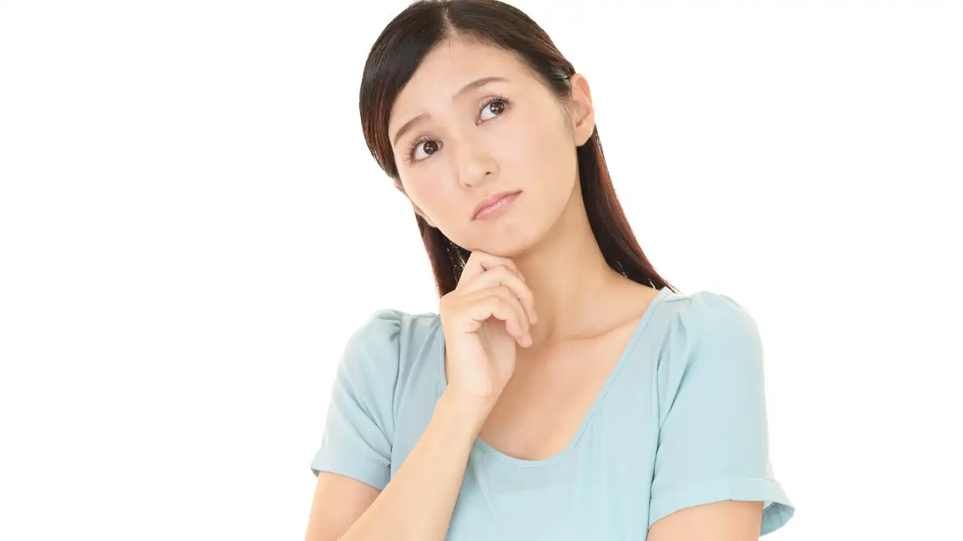 首を傾げる女性