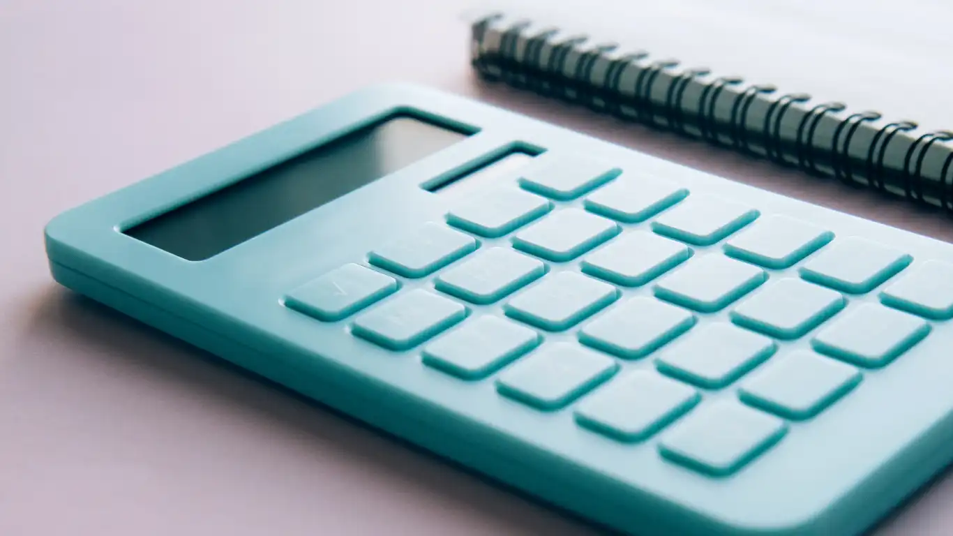 青の電卓とノート