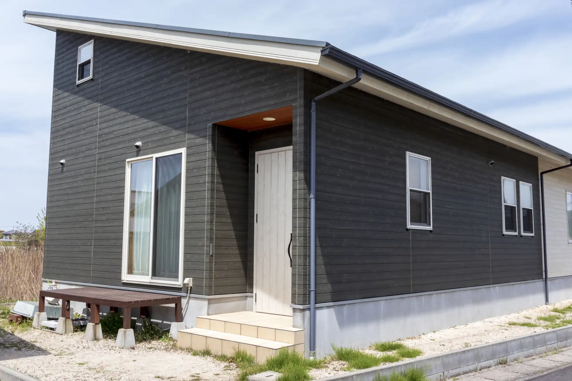 片流れ屋根の黒い平屋