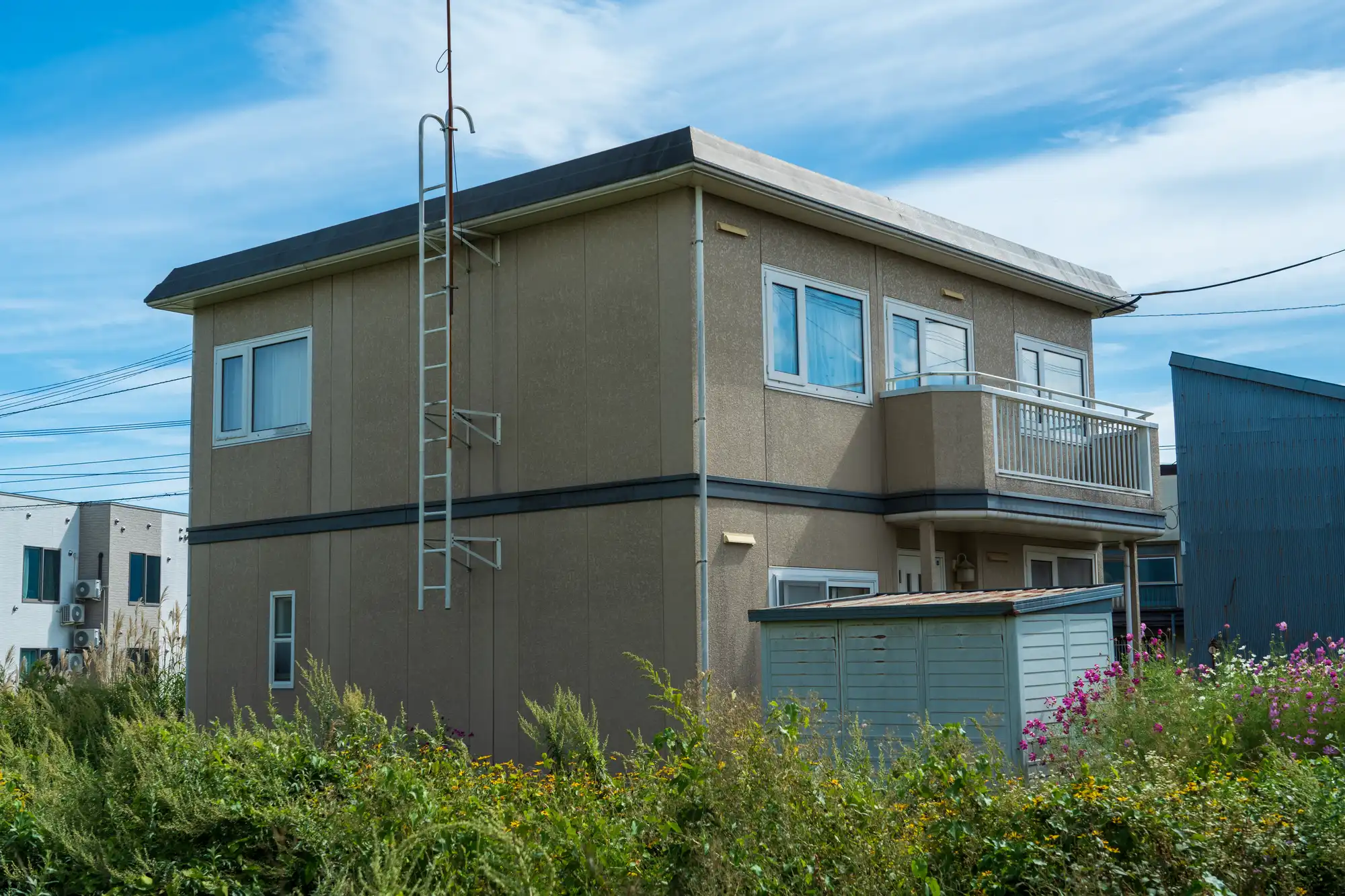 陸屋根の黄色い家
