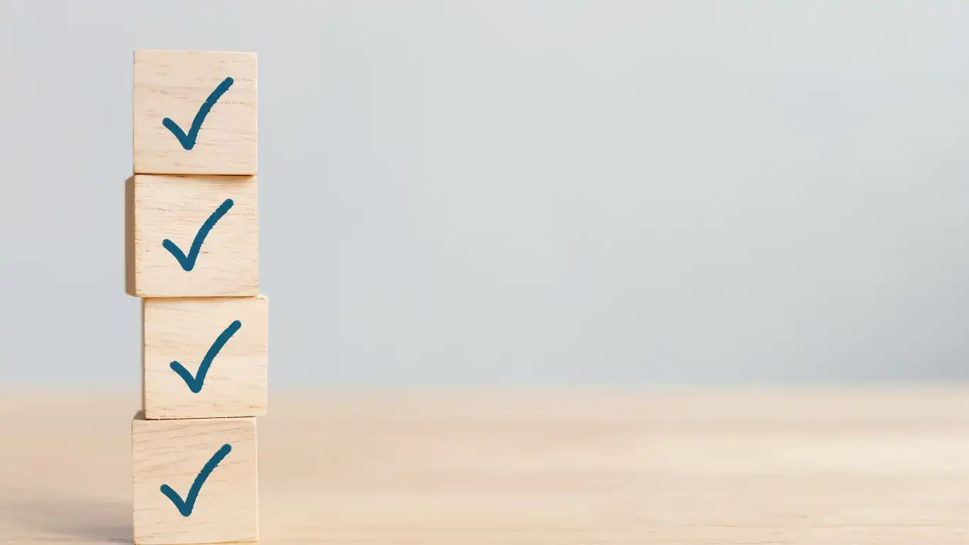 チェックマークが付いた積み木を積み重ねている