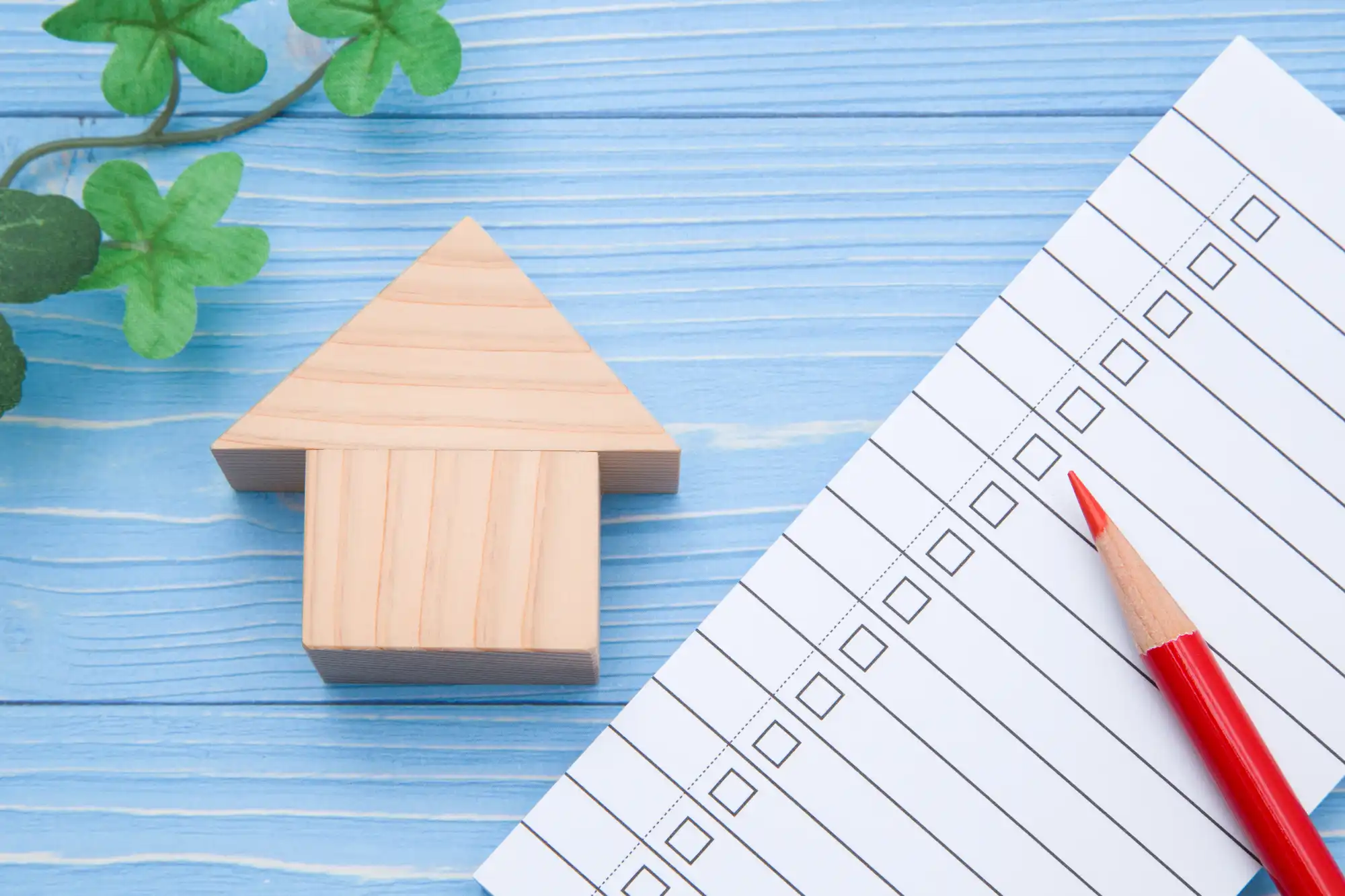 家の模型とチェックリスト