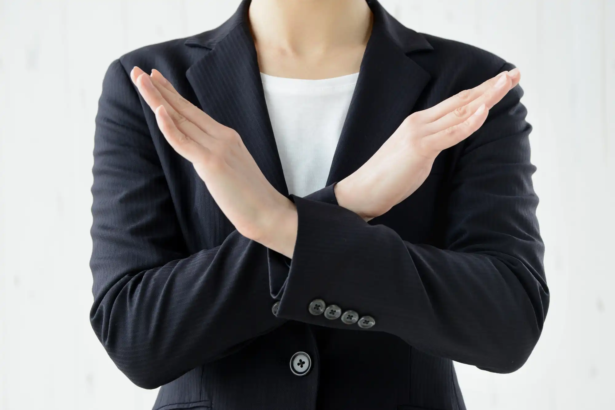 手で罰点をしている男性