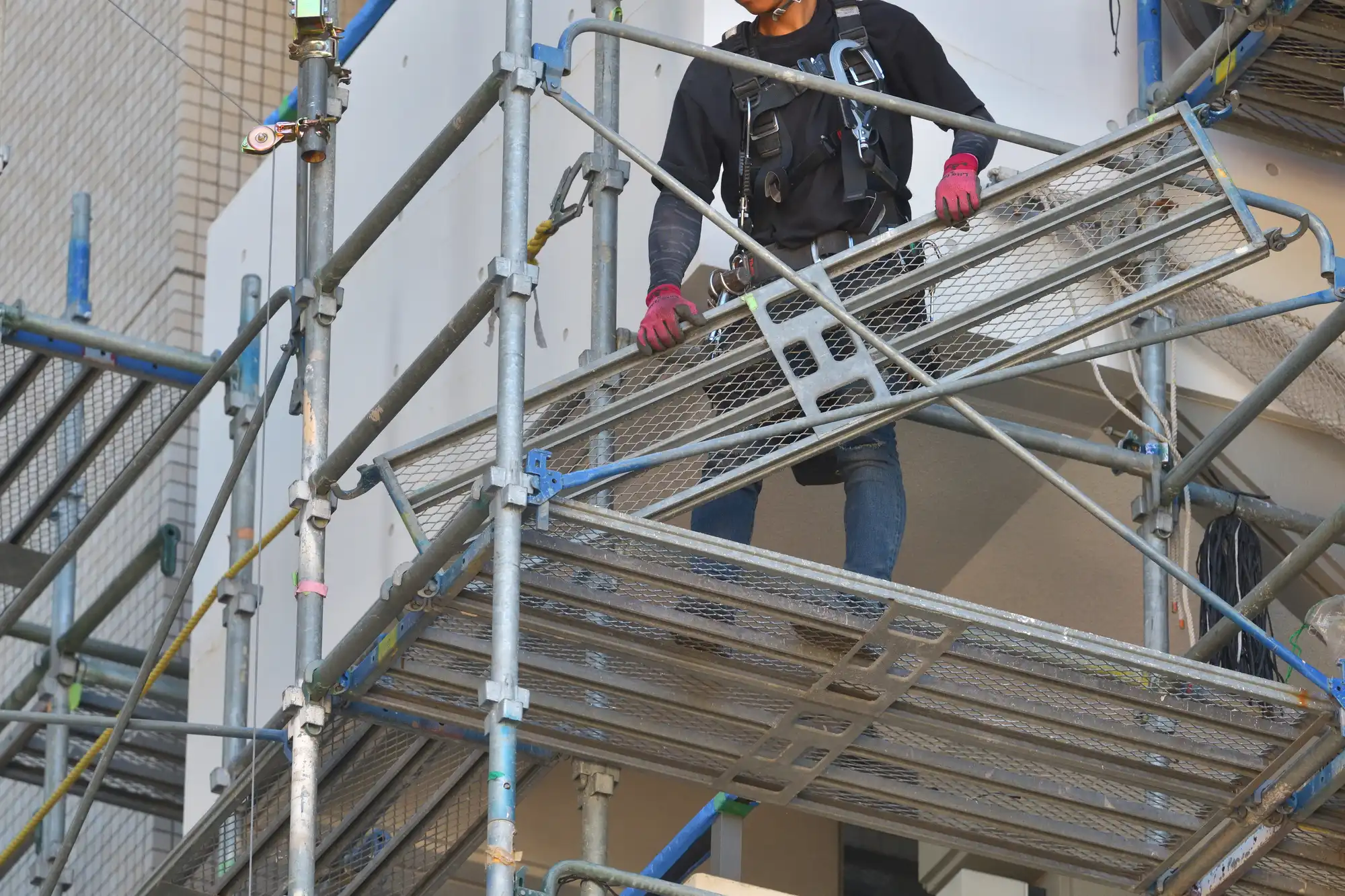 足場の上で仕事をしている作業員