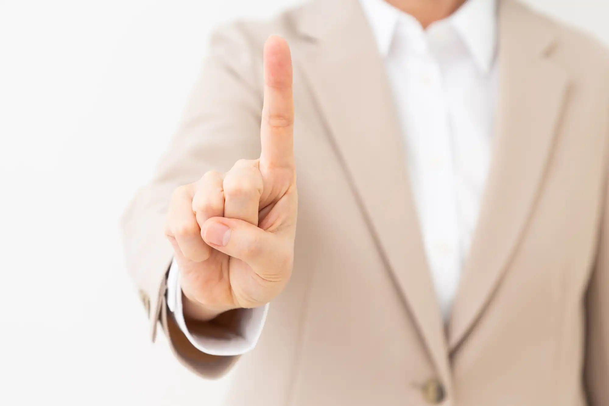 人差し指を立てている人
