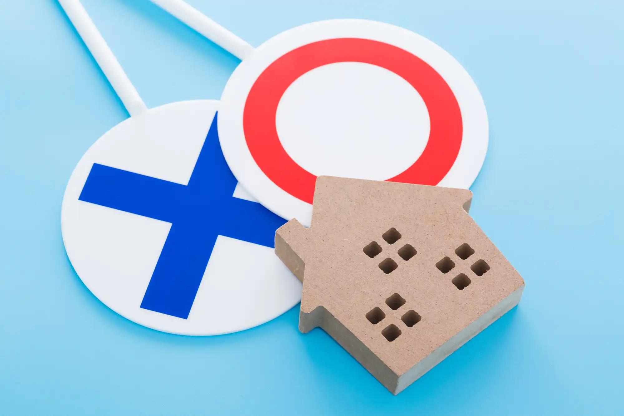 ◯と✗の手札といえの模型