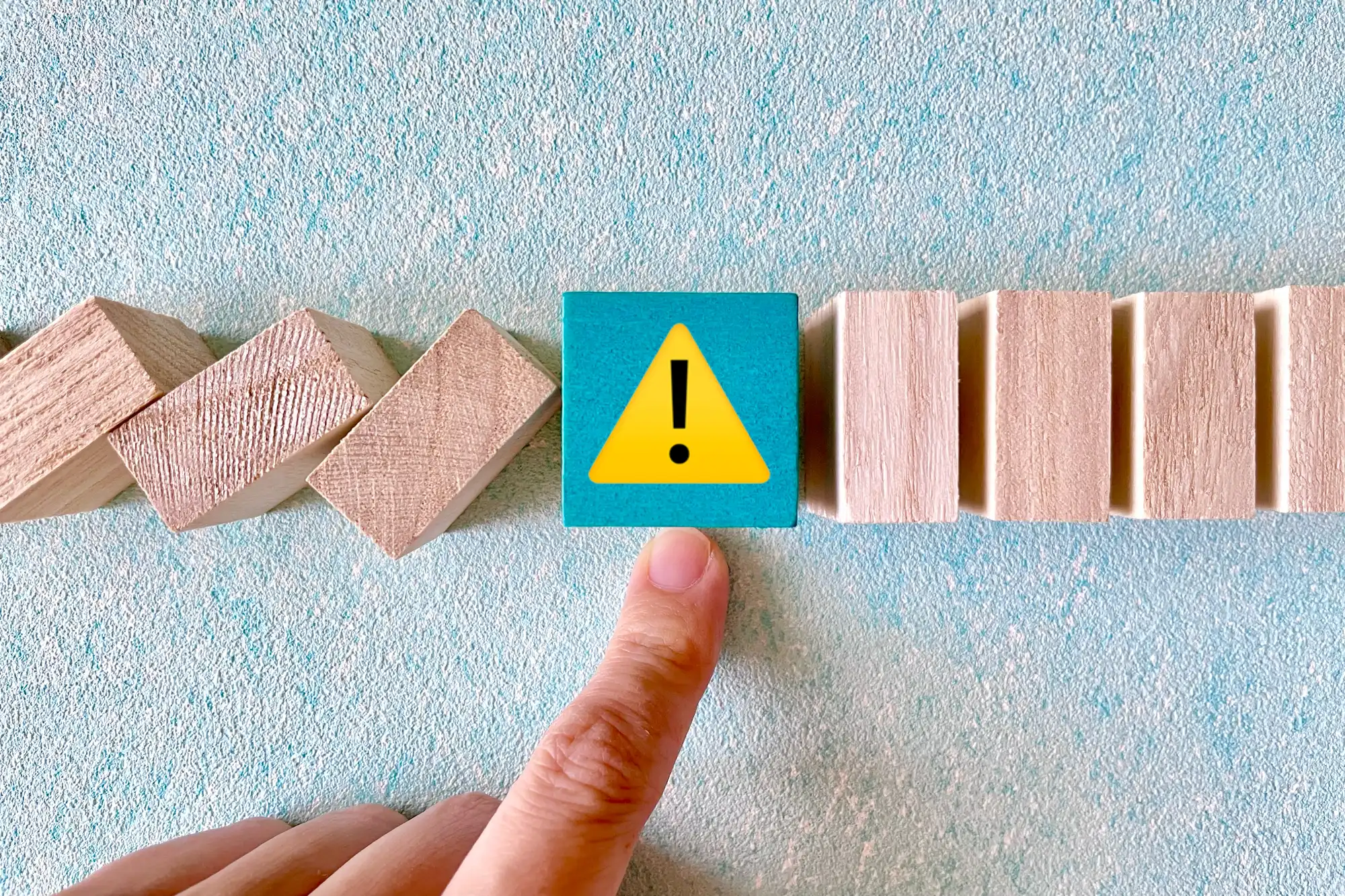 ドミノ倒しの途中に！が書かれた青の積み木がある