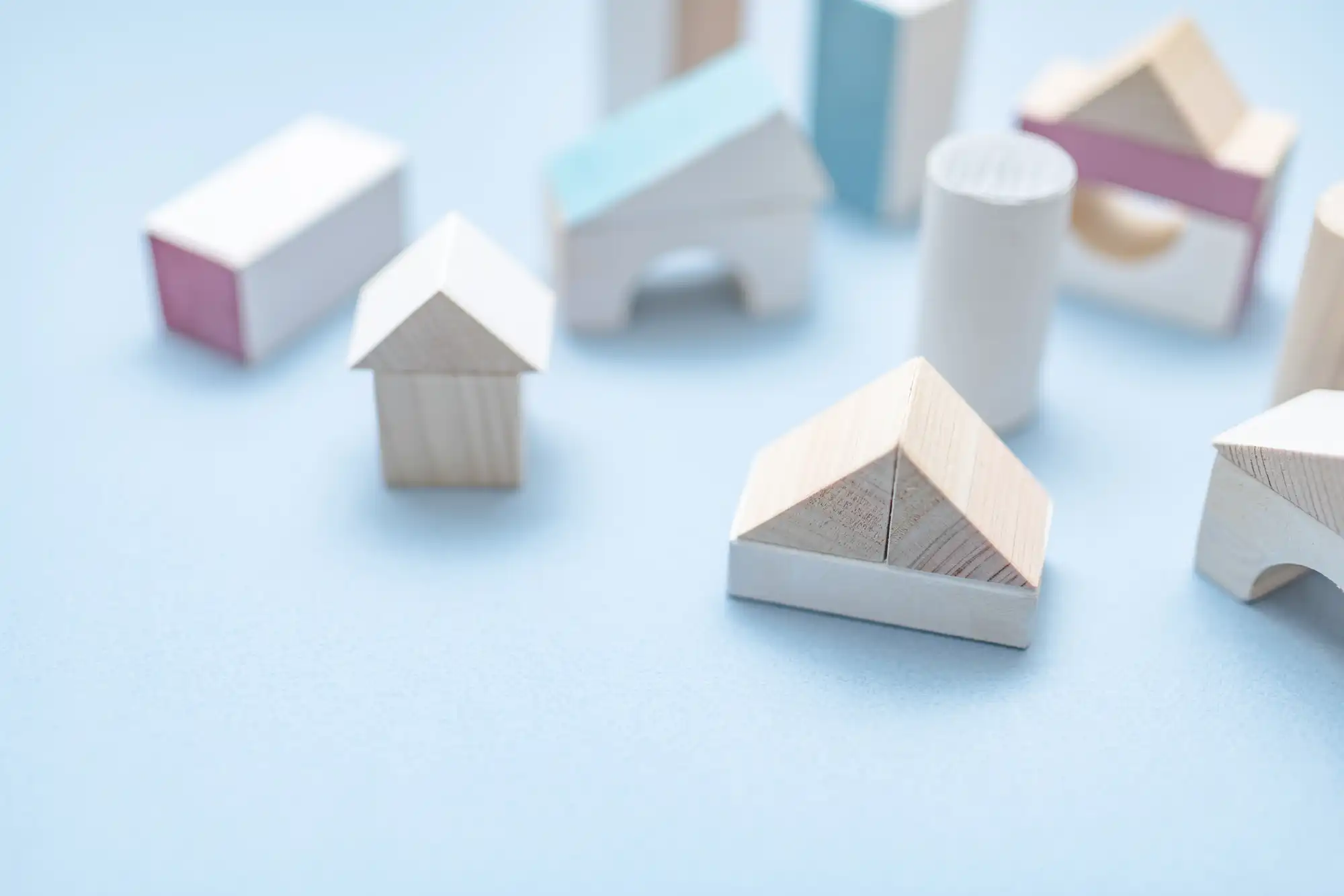 積み木をいくつか使って家が立ち並んでいるのを表現