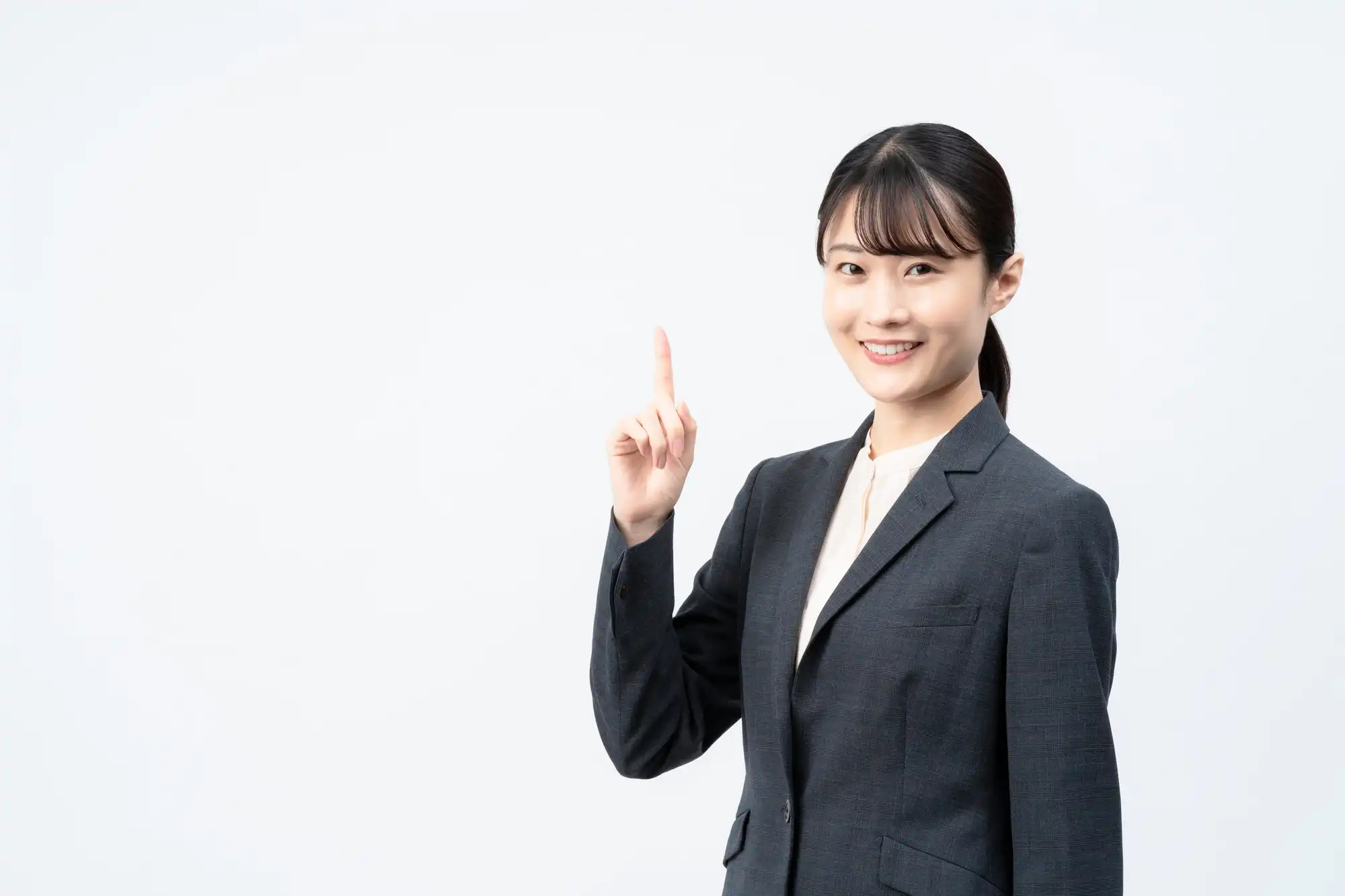 指を立てているスーツ姿の女性