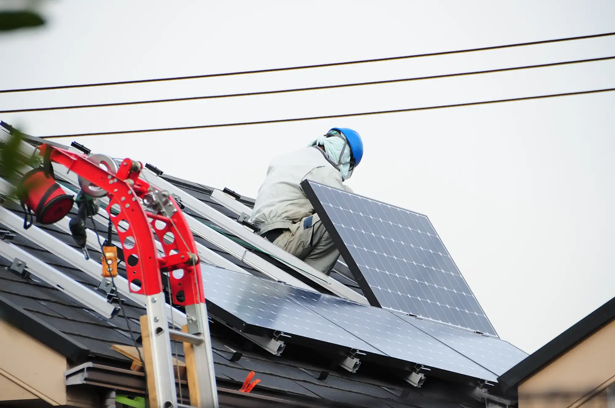 太陽光パネルの設置をしている作業員