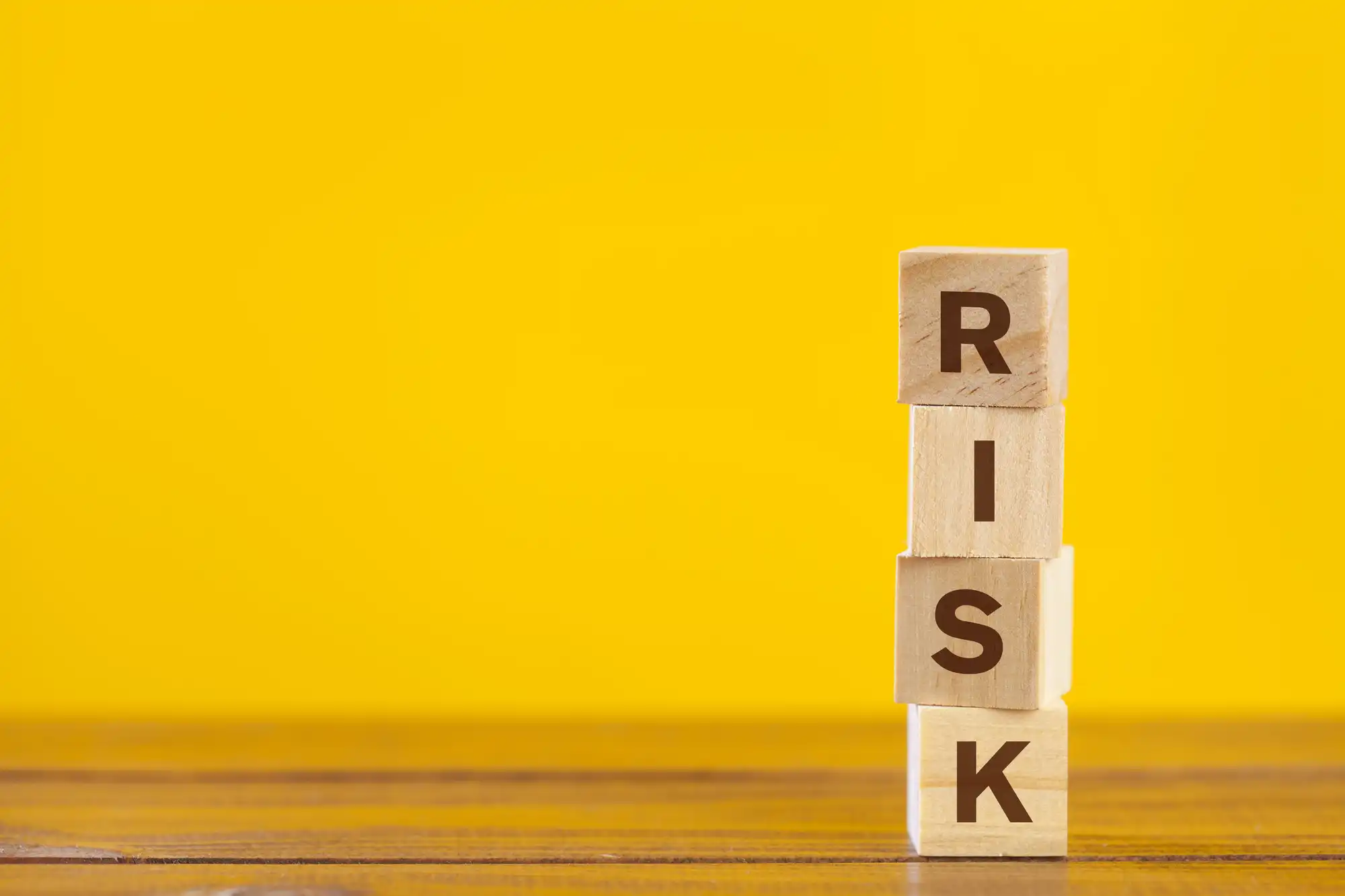 RISKと書かれた積み木が積み上げられている