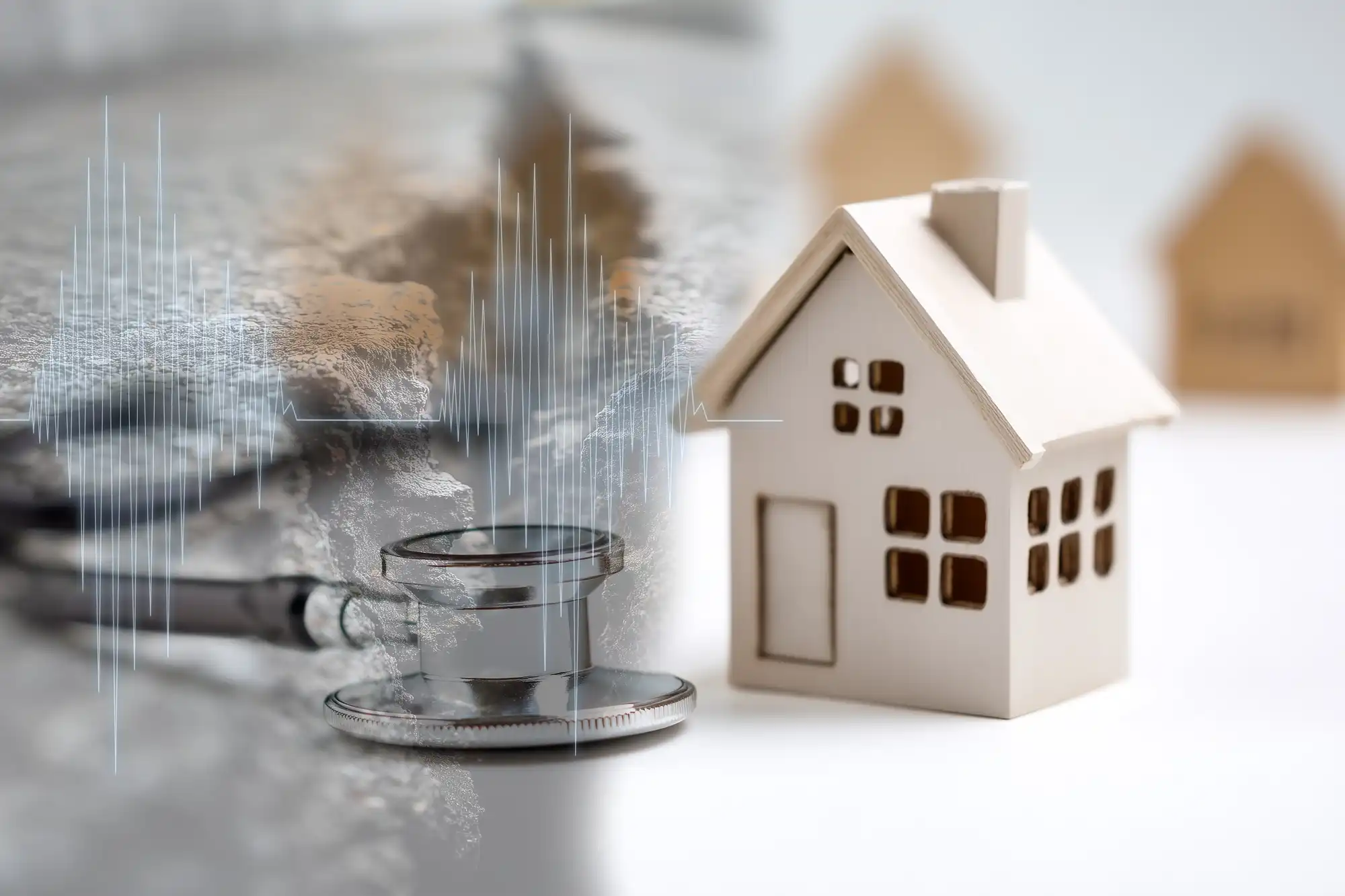 家の模型と聴診器