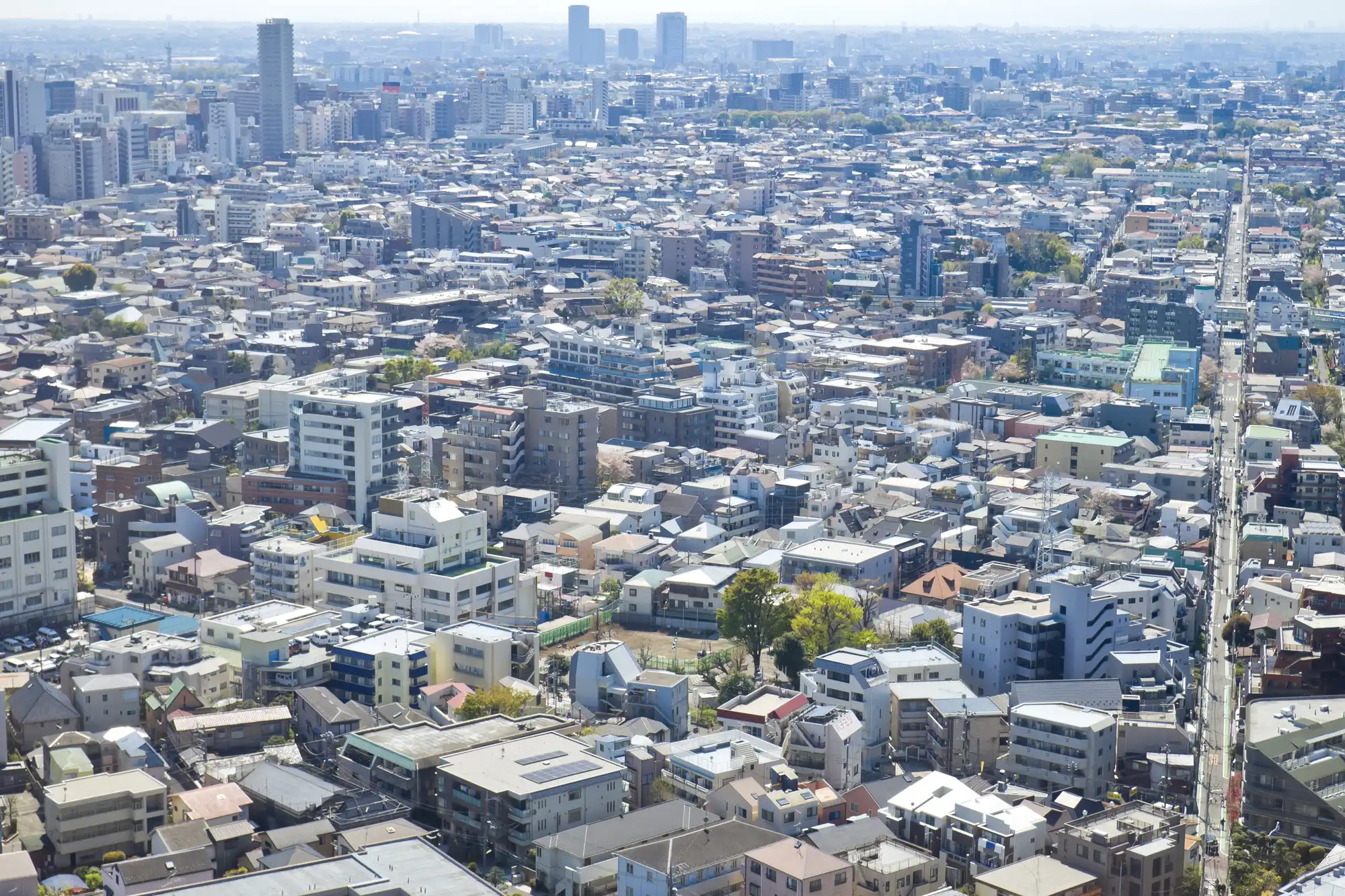都会の町並みを高い場所から見ている