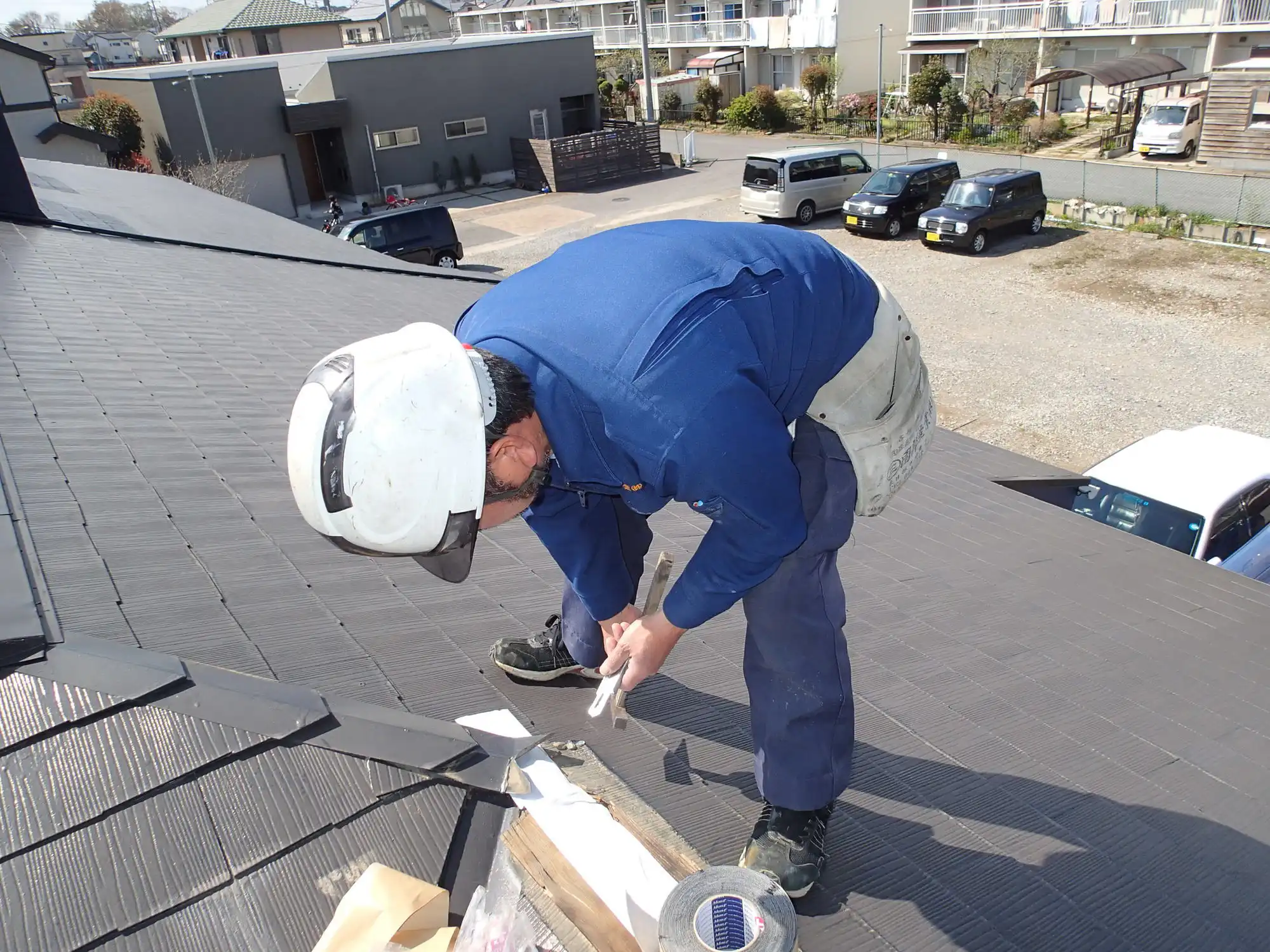 屋根修理中の作業員