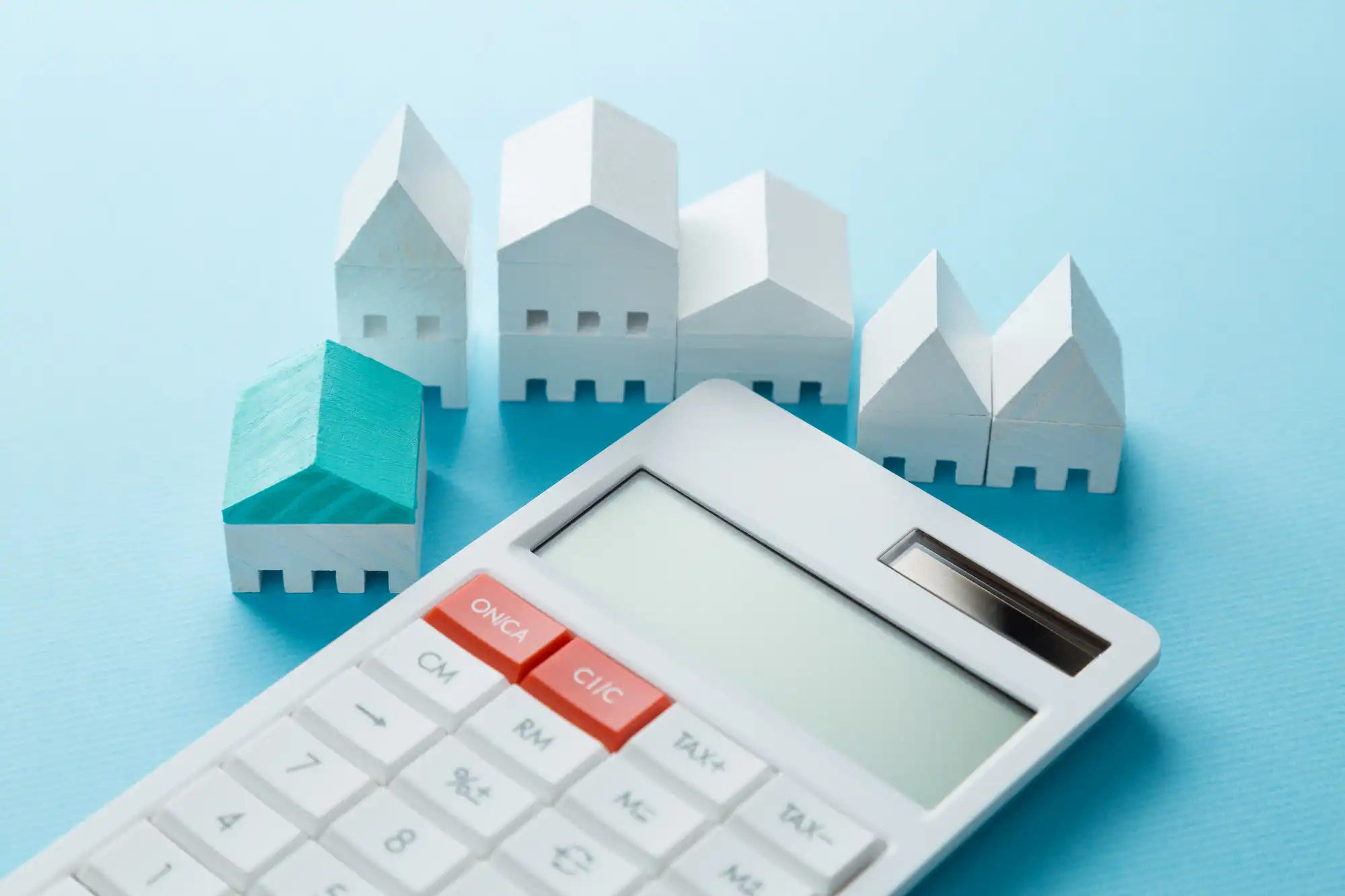 家の模型と電卓