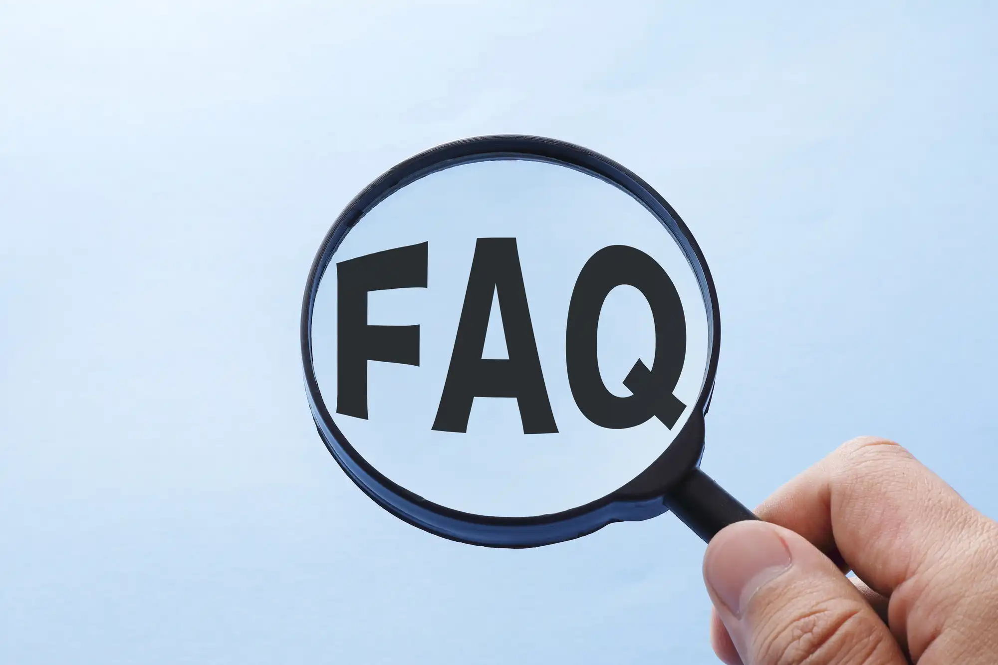 FAQという文字を虫眼鏡で拡大表示している