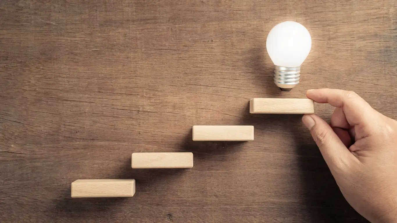 壁につけられたステップの最上段に光った豆電球がある