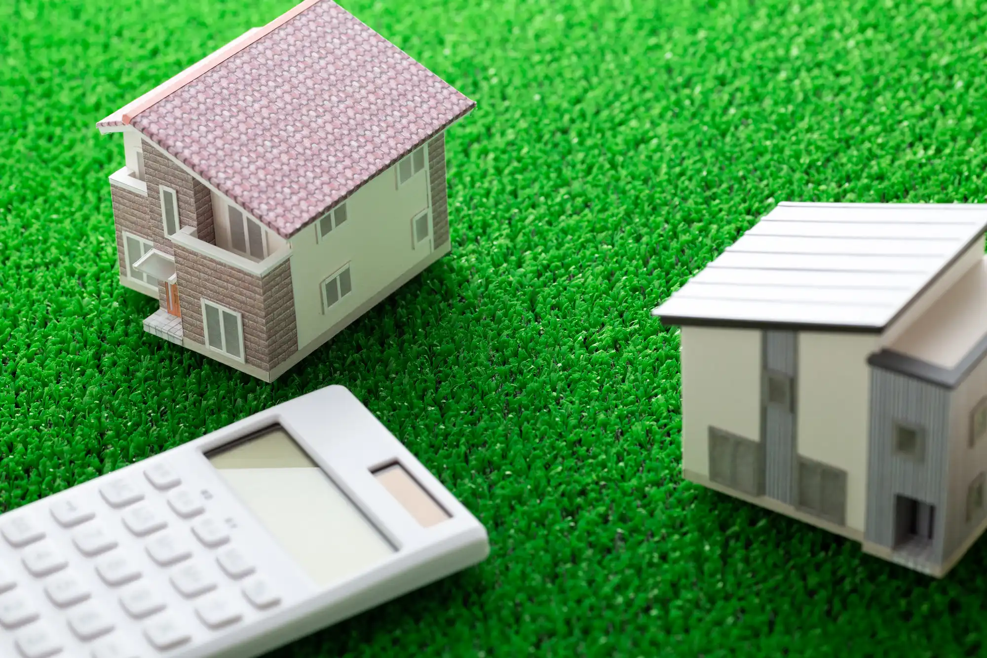 家の模型と電卓