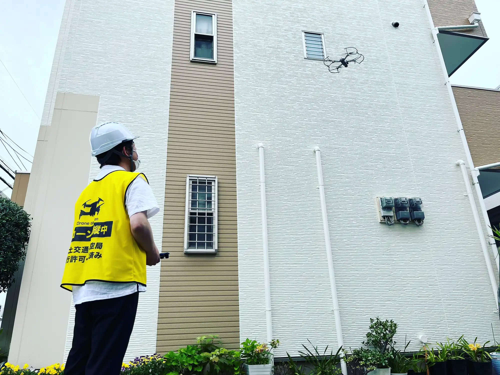 ドローンを飛ばしている様子