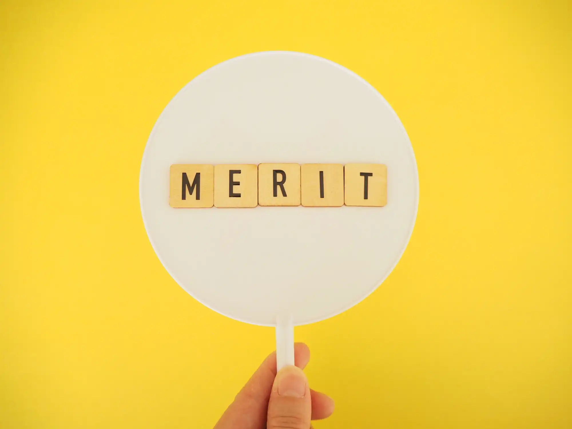 MERITと書かれたうちわ