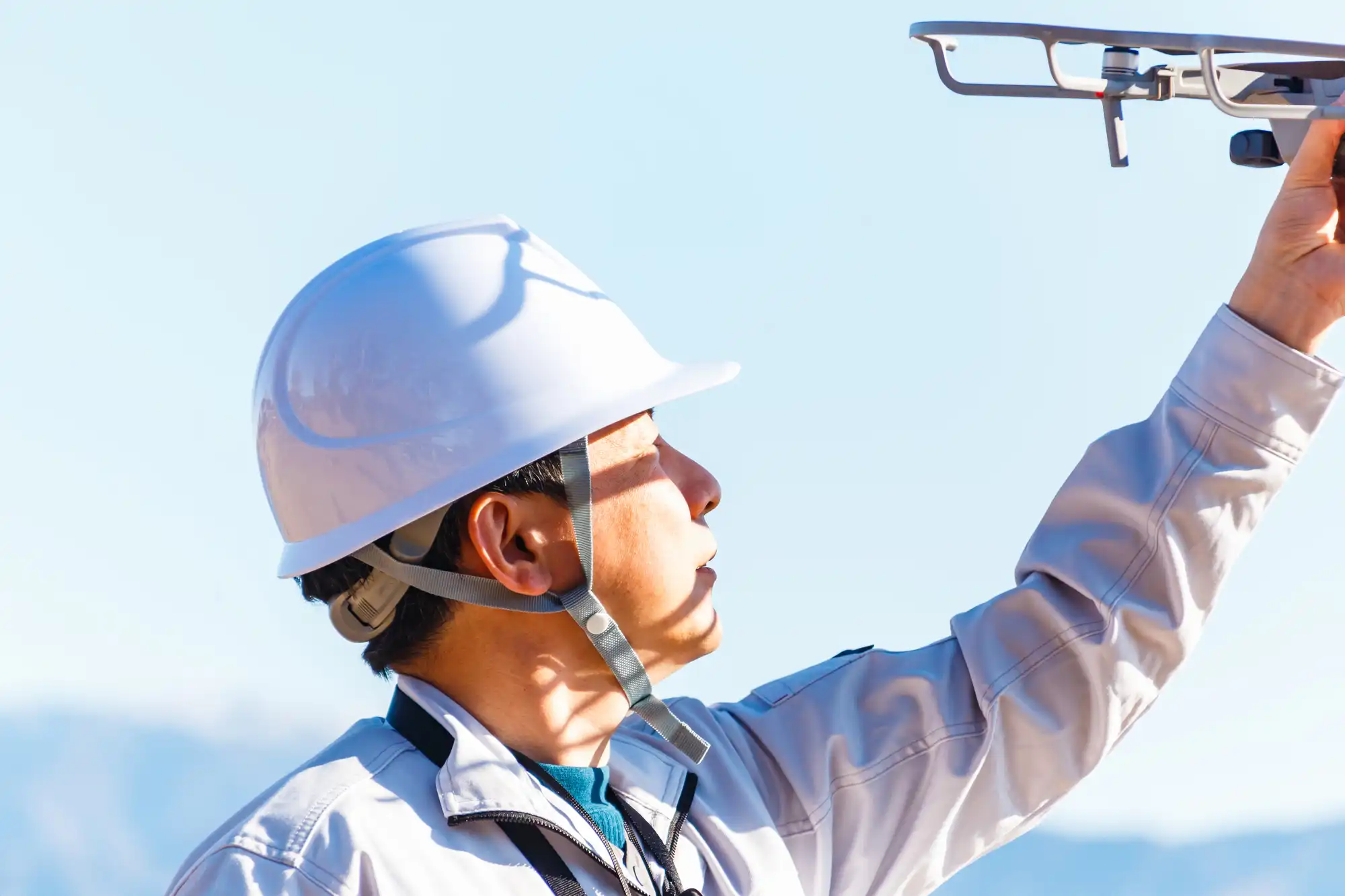 ドローンを持っている作業員