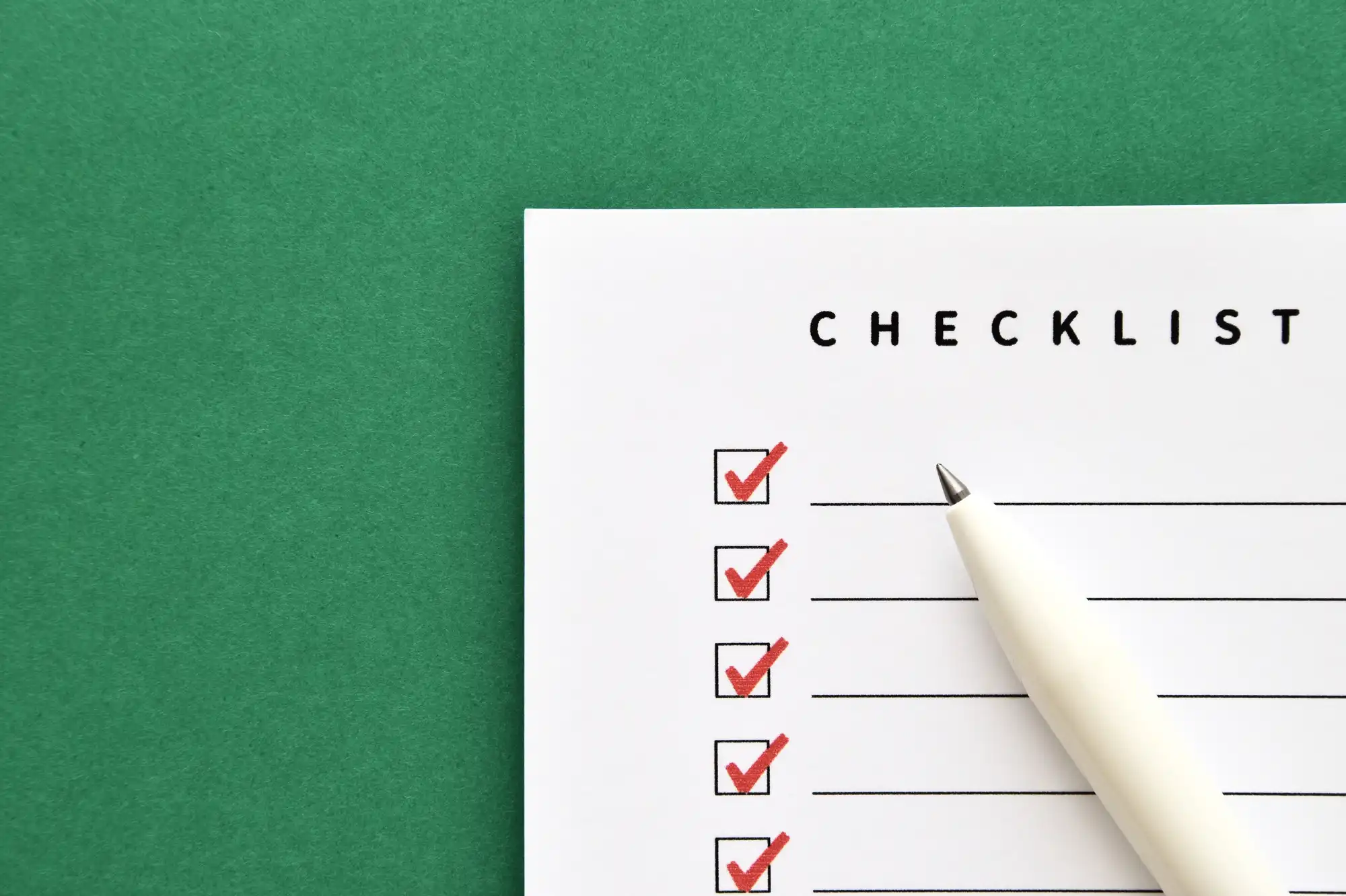 CHECKLISTに赤ペンで印をつけている