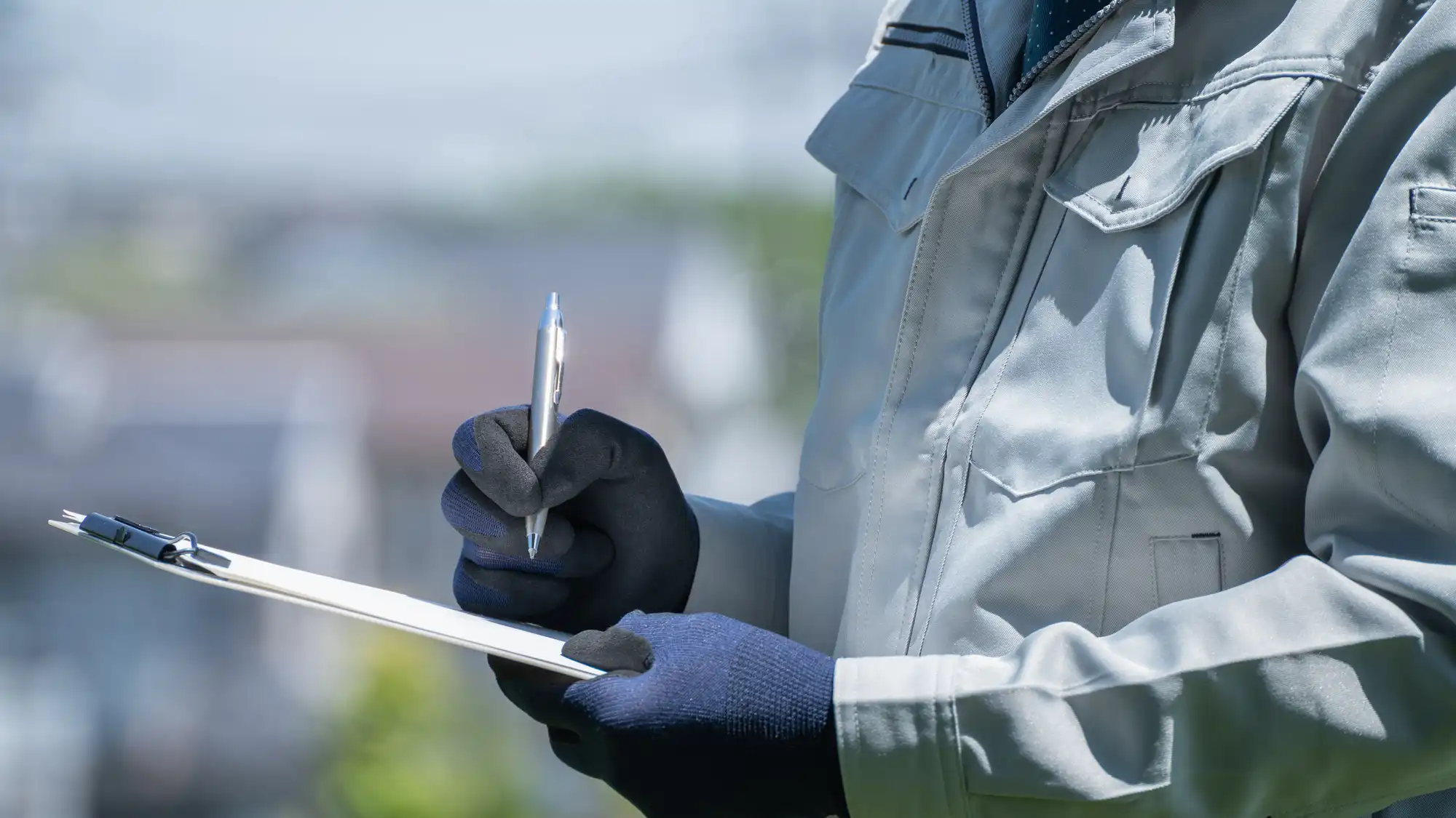 点検項目を書き込む作業員